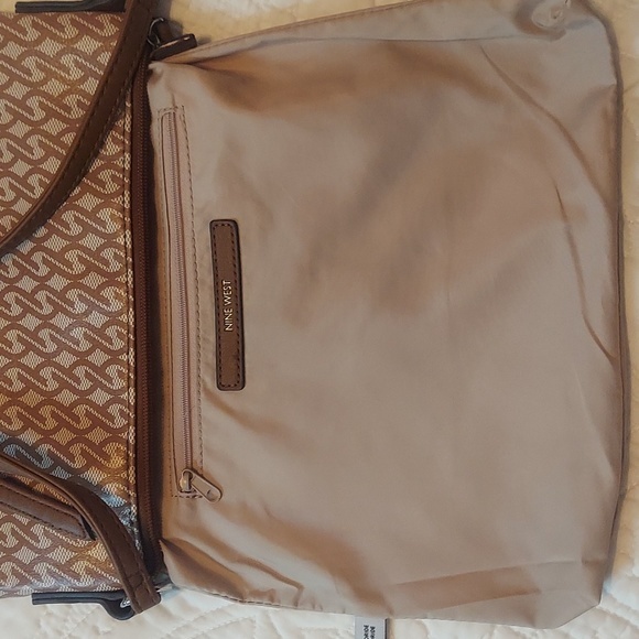 :Nine West Crossbody Bag, Neutral Colors, Like New!I have 2 of these - Picture 4 of 9